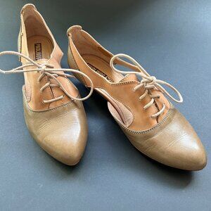 Pikolinos laced block heel leather shoes
